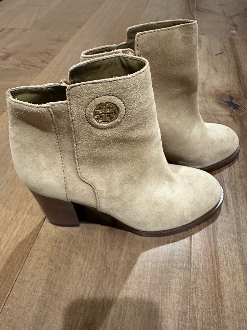 Tory Burch Suede Ankle Boots Booties Tan Beige Block Heel Gold Logo Size 7.5